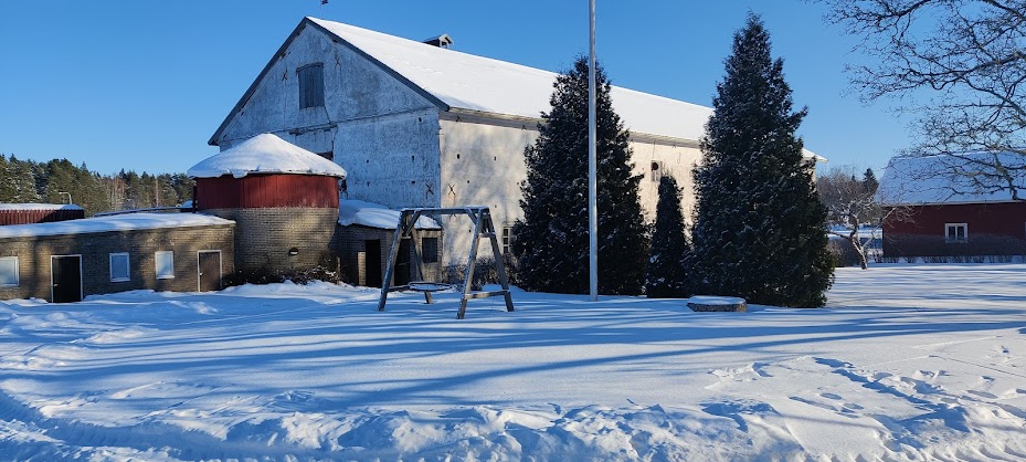 Talvikuva piha ja hiilivarasto